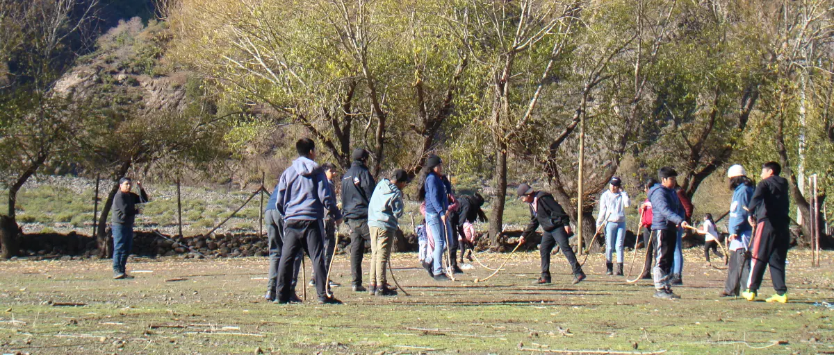 Alumnos practicando palin mapuche